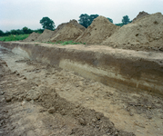 838958 Gezicht op een proefsleuf met rechts een bodemprofiel op het terrein van een archeologische opgraving aan de ...